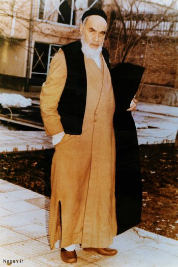 امام خمینی در حیاط خانه